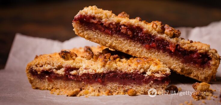 Grated berry pie with berries