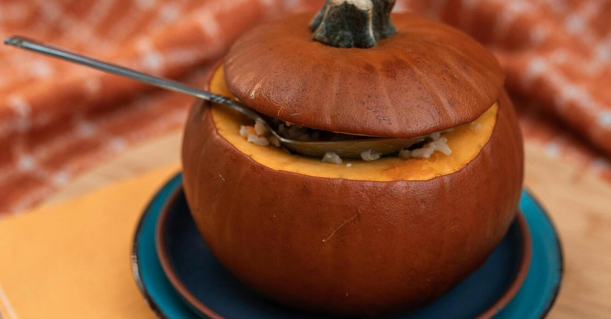 How to bake a delicious pumpkin with salty filling: an original idea for an autumn dish