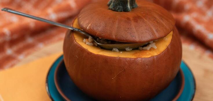 How to bake a delicious pumpkin with salty filling: an original idea for an autumn dish