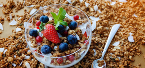 Domowa granola na śniadanie: jak ją zrobić bez problemów?