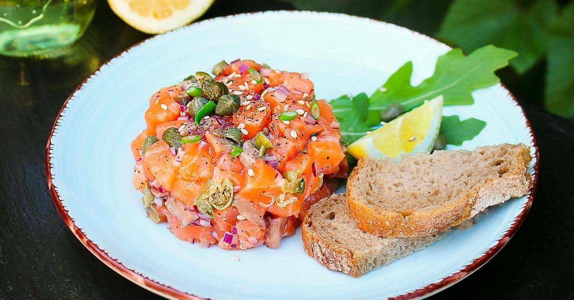 Healthy avocado, fish and herbs appetizer: 3 minutes to prepare