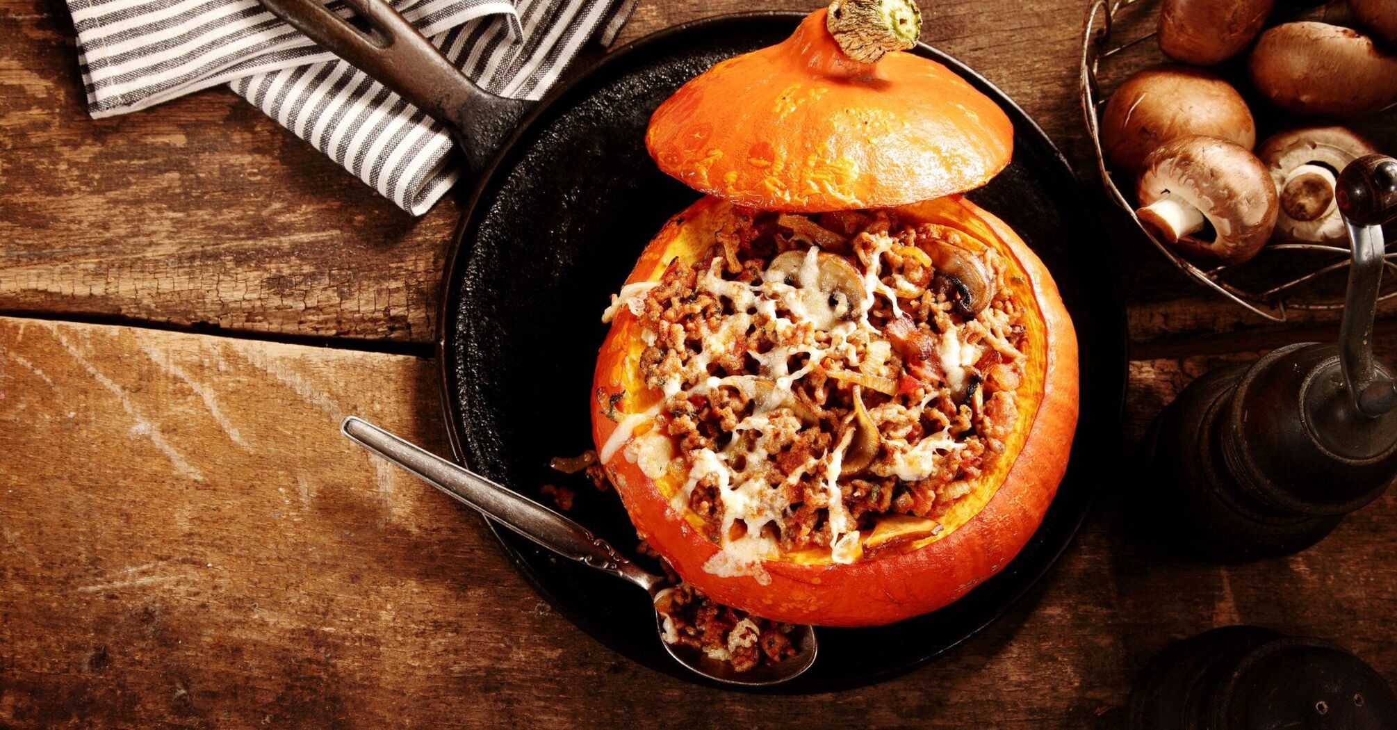 Whole baked pumpkin with meat and vegetables: recipe for a hearty and healthy dish