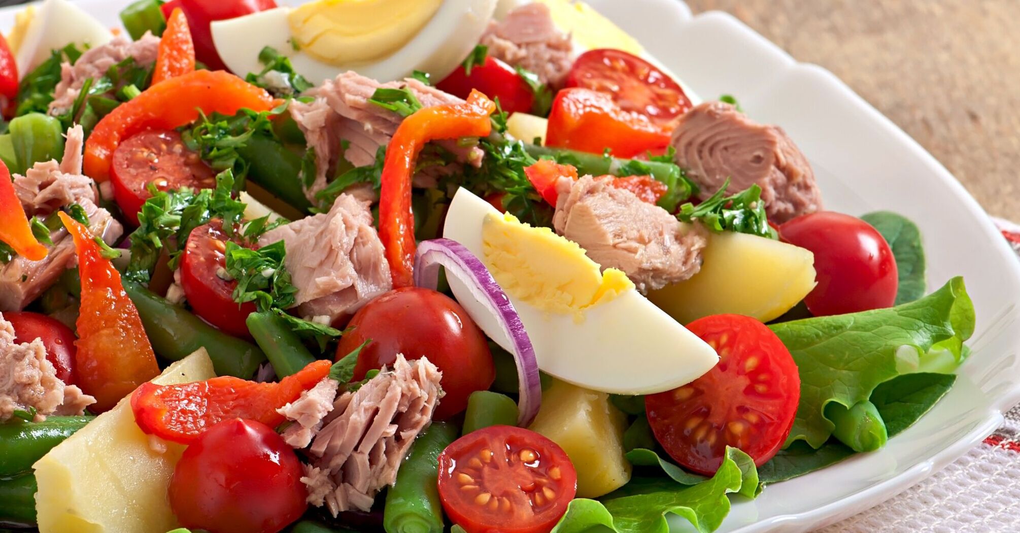 Tomato and tuna salad with delicious dressing: a recipe for a healthy snack