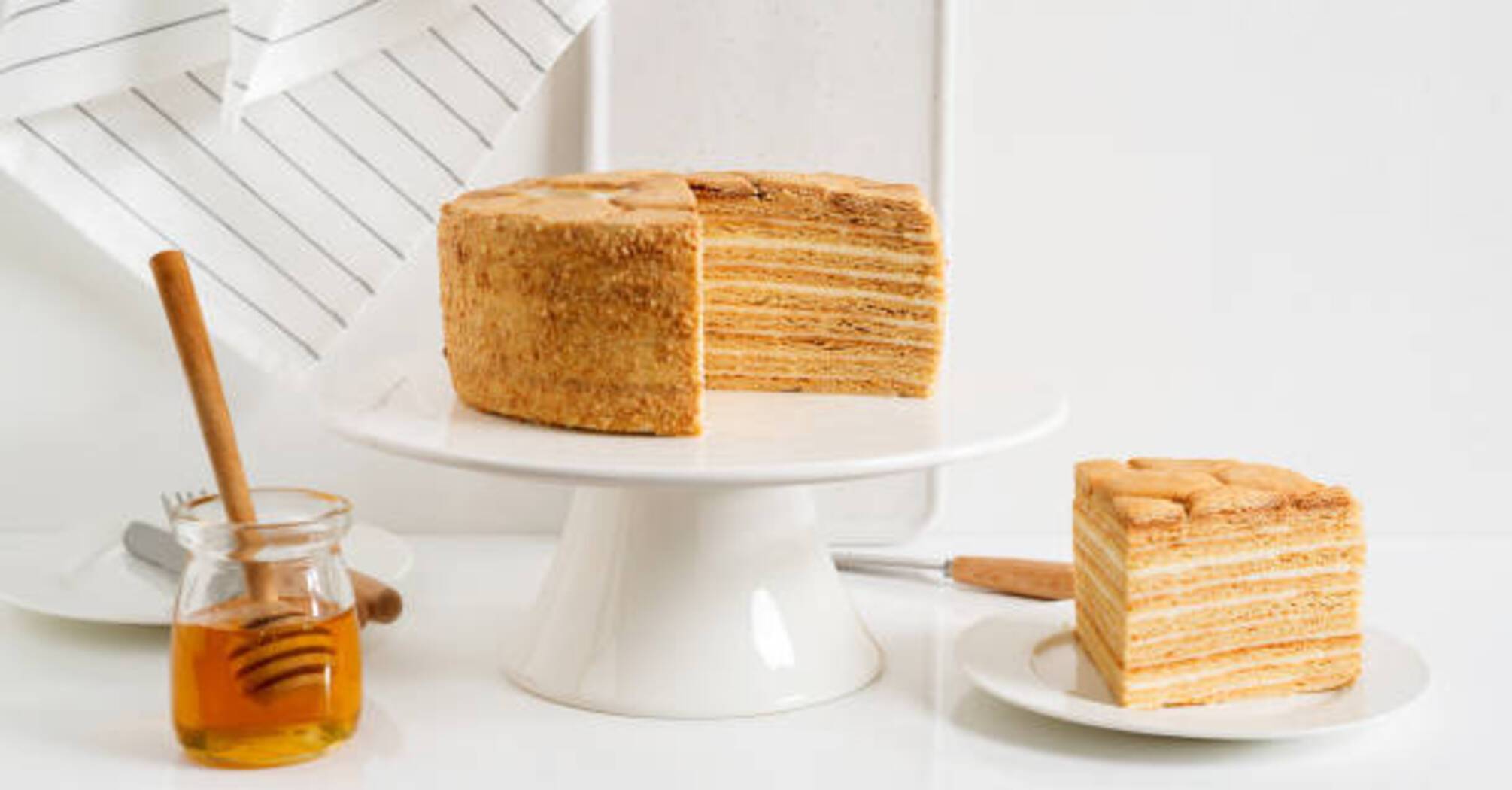 Honey cake without rolling out cakes: a lazy recipe