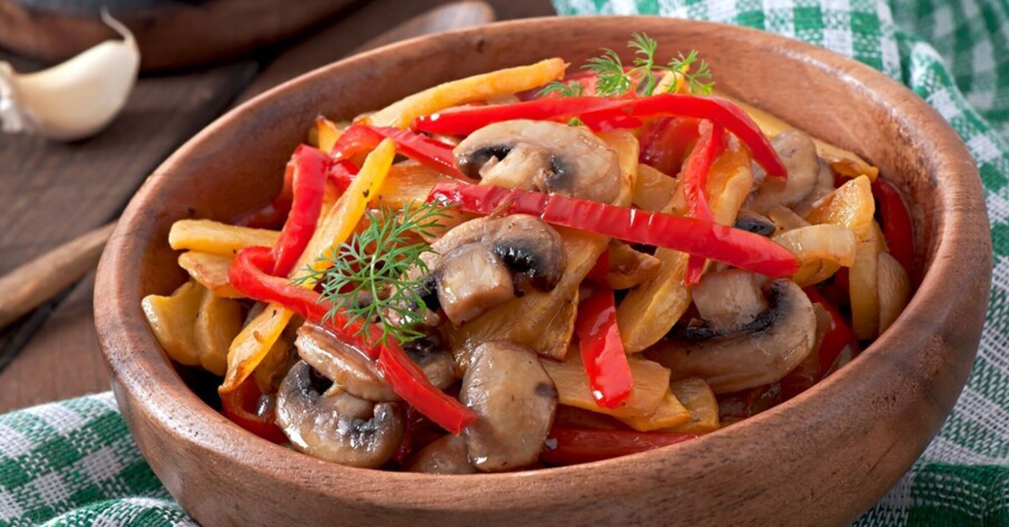 Spicy pickled mushroom and pepper appetizer: easy to prepare and delicious