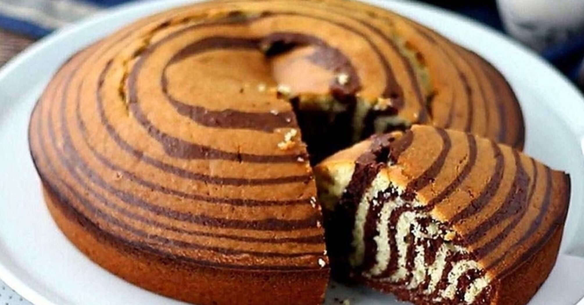 Spectacular 'Zebra' cake: how to make an unusual pattern