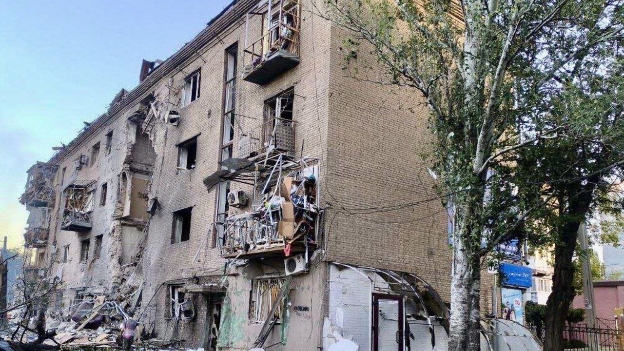 Russia targets Zaporizhzhia with guided bombs: private houses destroyed, a woman rescued from the rubble. Photo and video