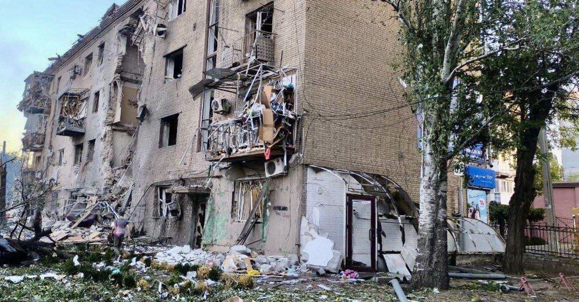 Russia targets Zaporizhzhia with guided bombs: private houses destroyed, a woman rescued from the rubble. Photo and video 