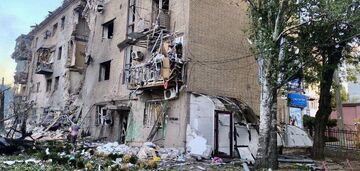 Russia targets Zaporizhzhia with guided bombs: private houses destroyed, a woman rescued from the rubble. Photo and video