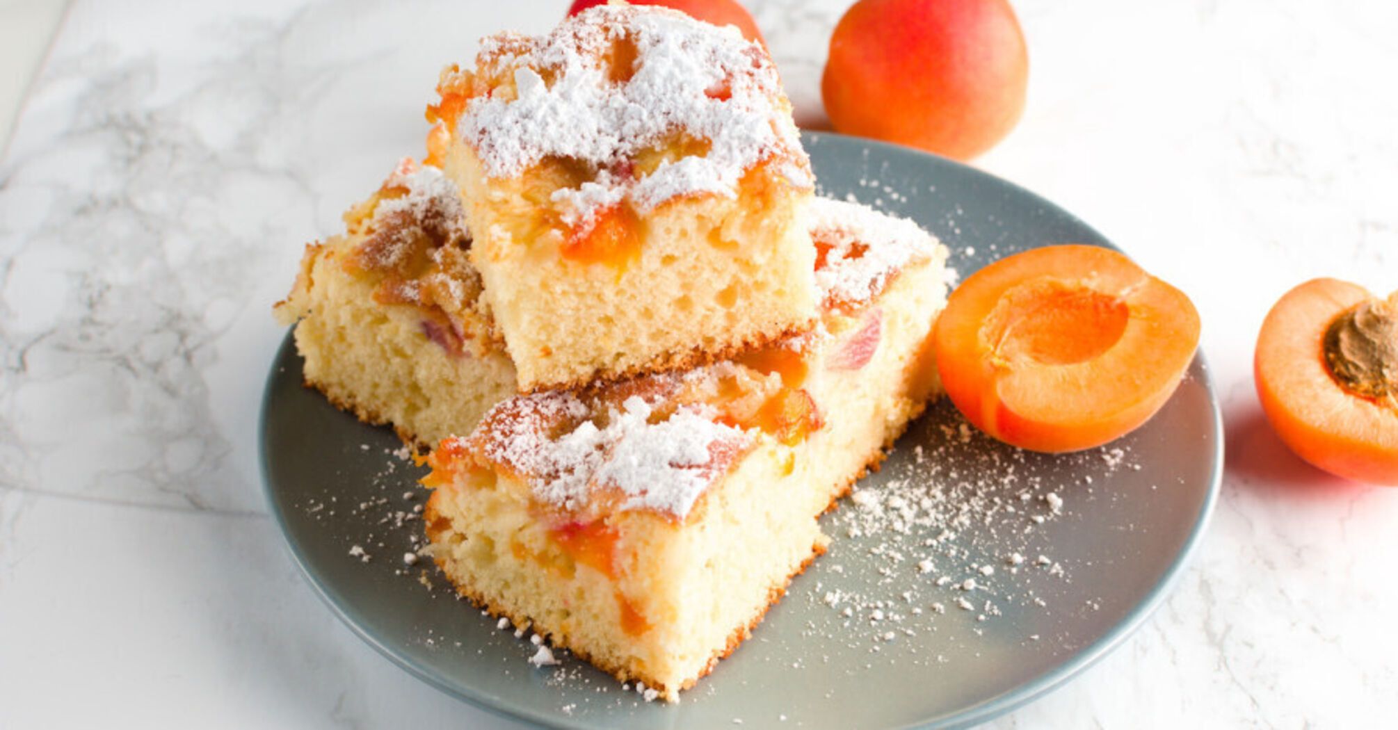 Lush pie with apricots