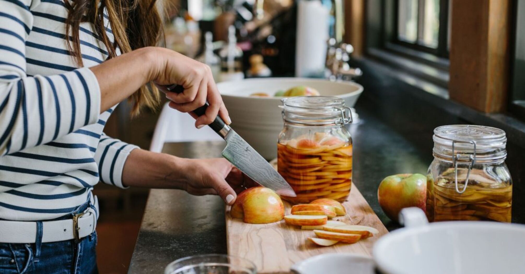 How to deliciously pickle apples with bell peppers: you can eat in a month