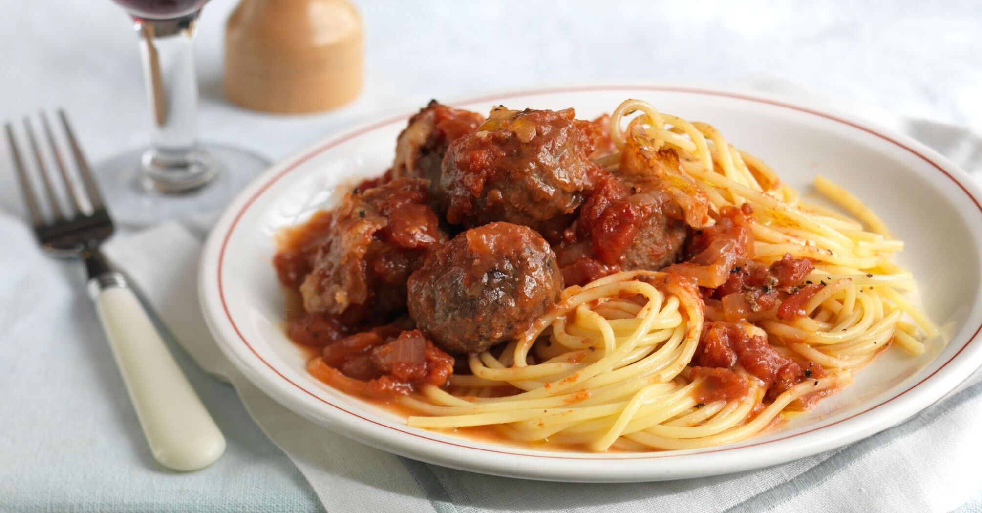 For pasta, potatoes and porridge: how to cook juicy minced meatballs for lunch