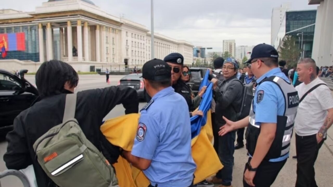 Protesters unfurl Ukrainian flag during Putin's visit to Mongolia. Photo