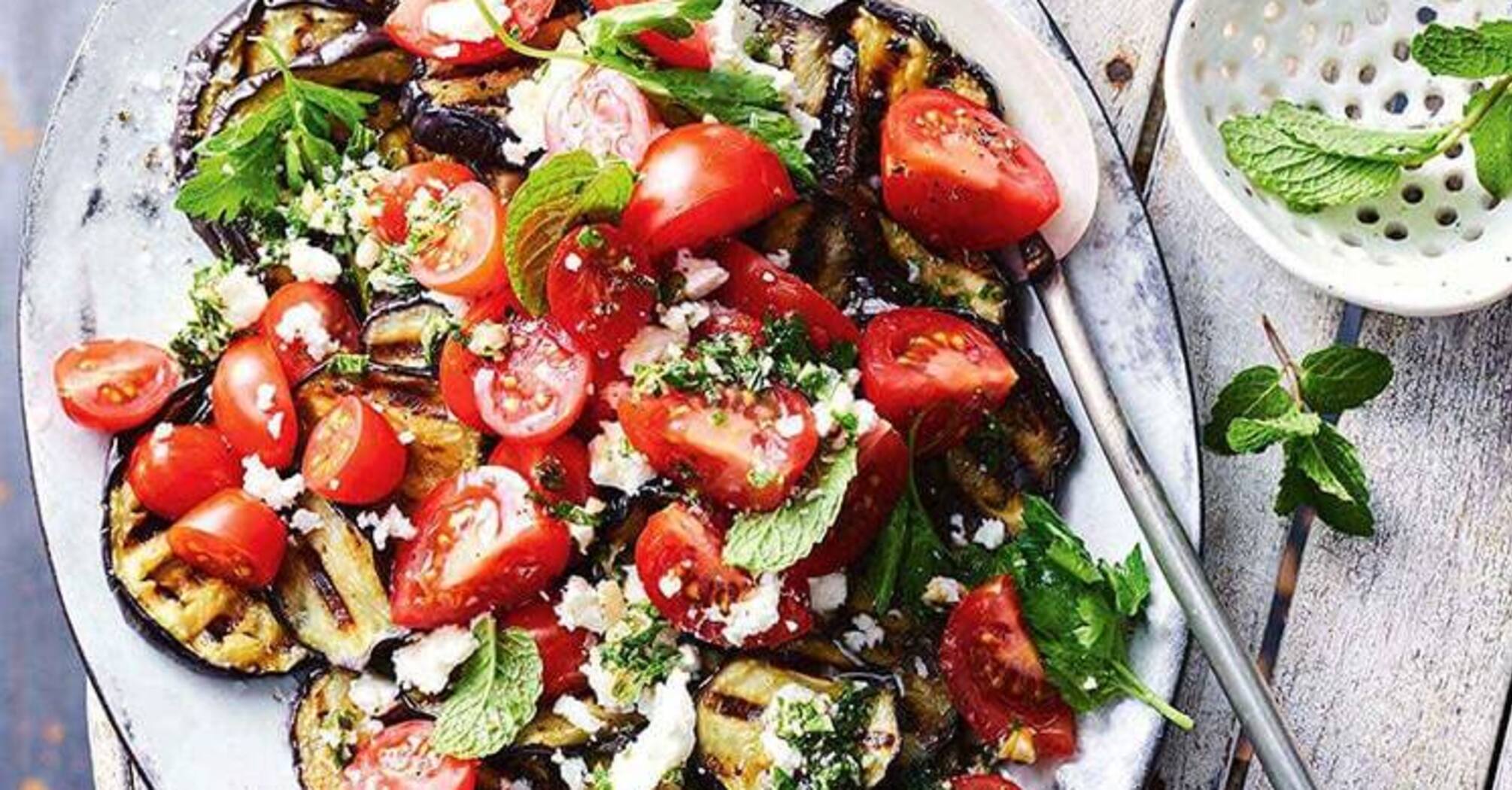 Warm eggplant salad with tomatoes and nuts: a recipe for a hearty dish