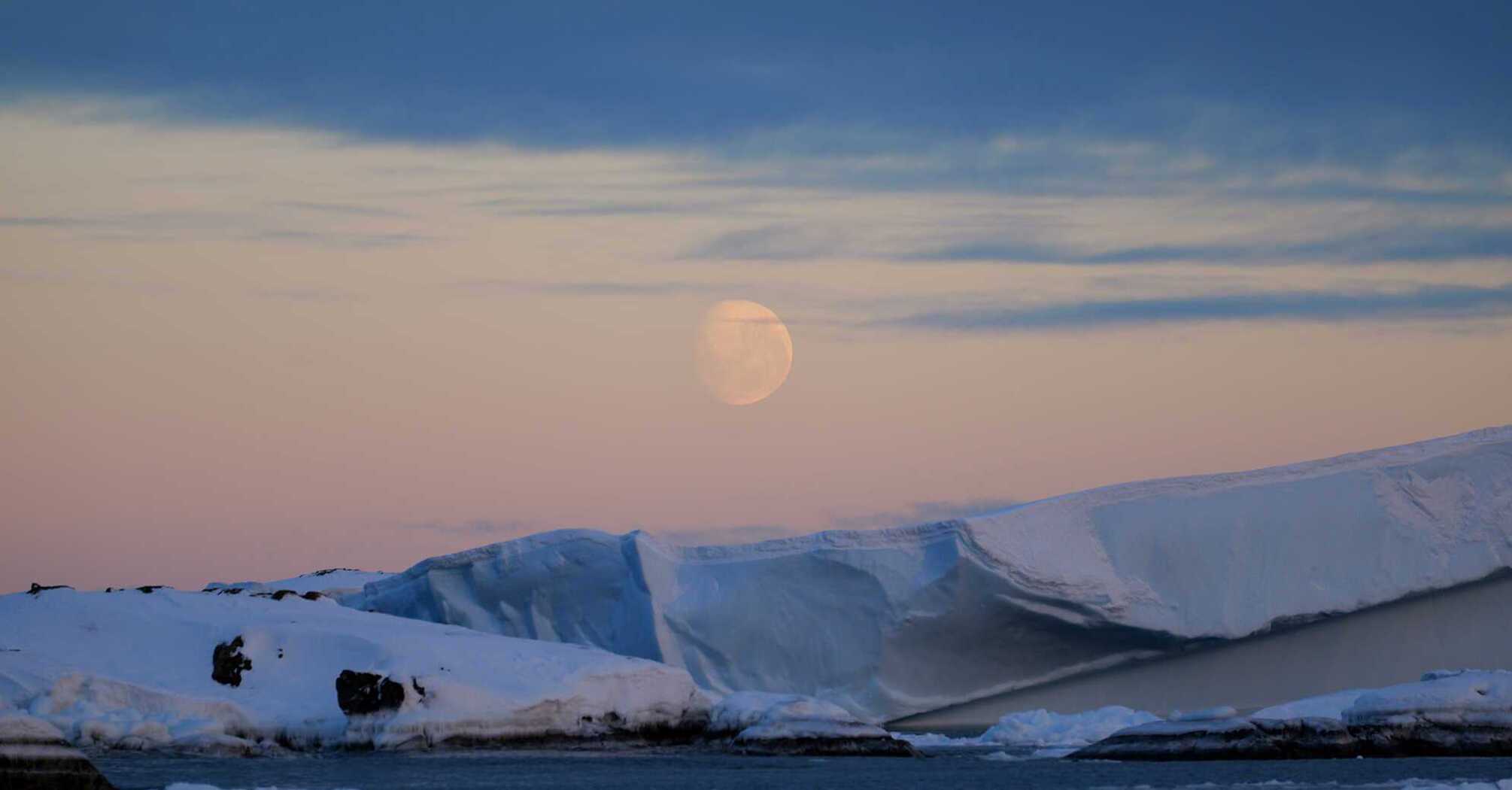 Deserted and mystical: a rare phenomenon was recorded over Vernadsky Research Base at night. Photo