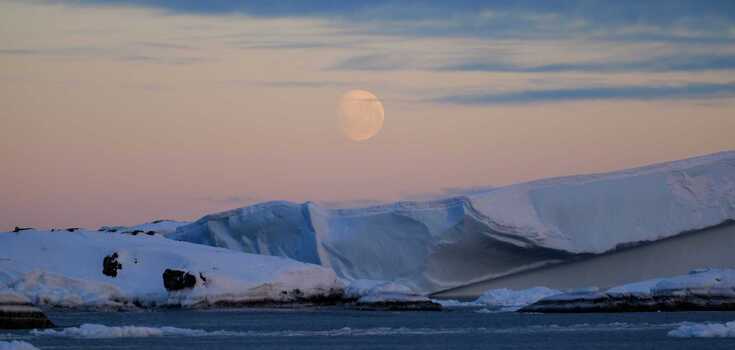 Deserted and mystical: a rare phenomenon was recorded over Vernadsky Research Base at night. Photo
