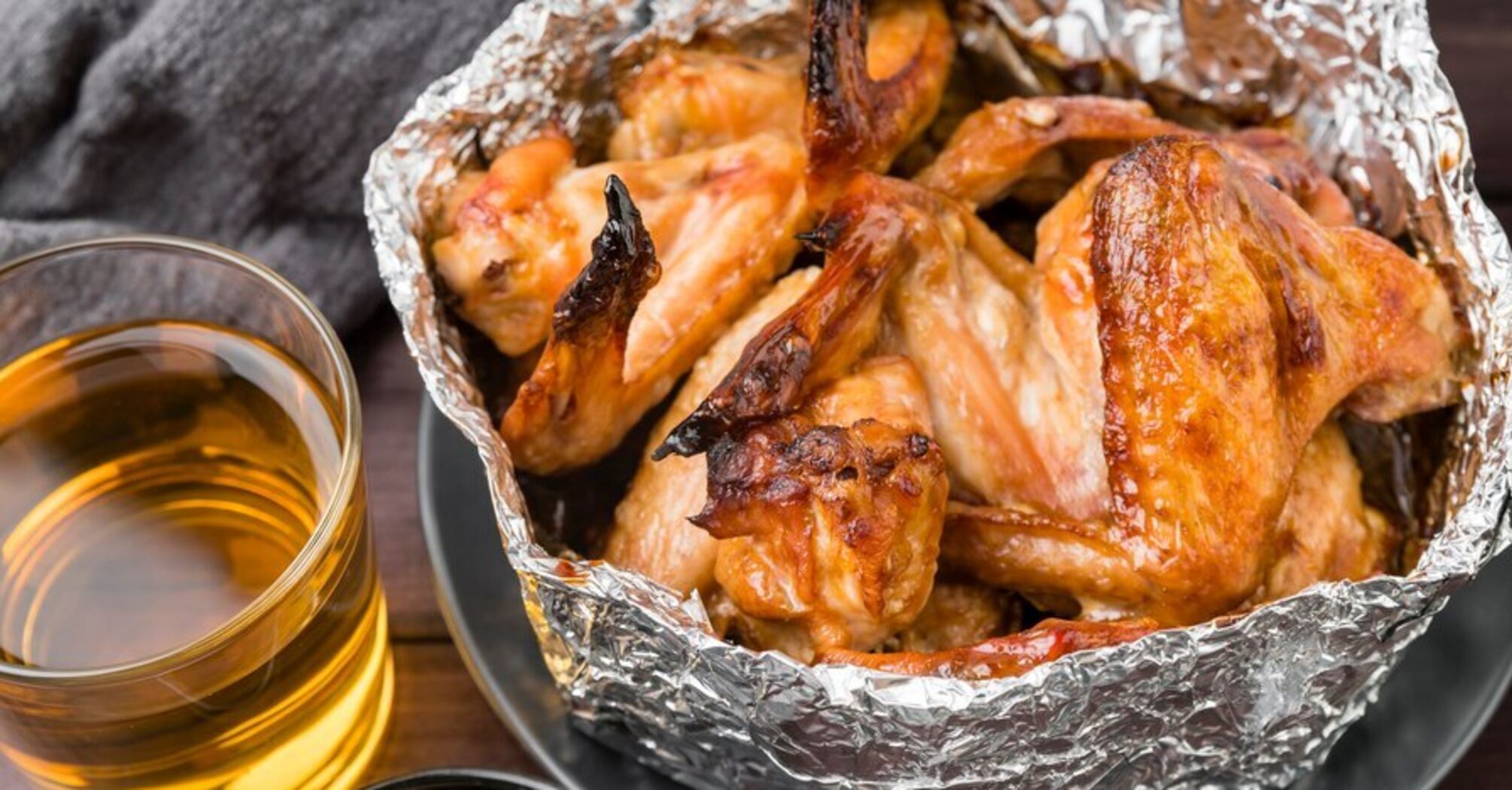 The wings will be golden and crispy: how to bake in the oven correctly