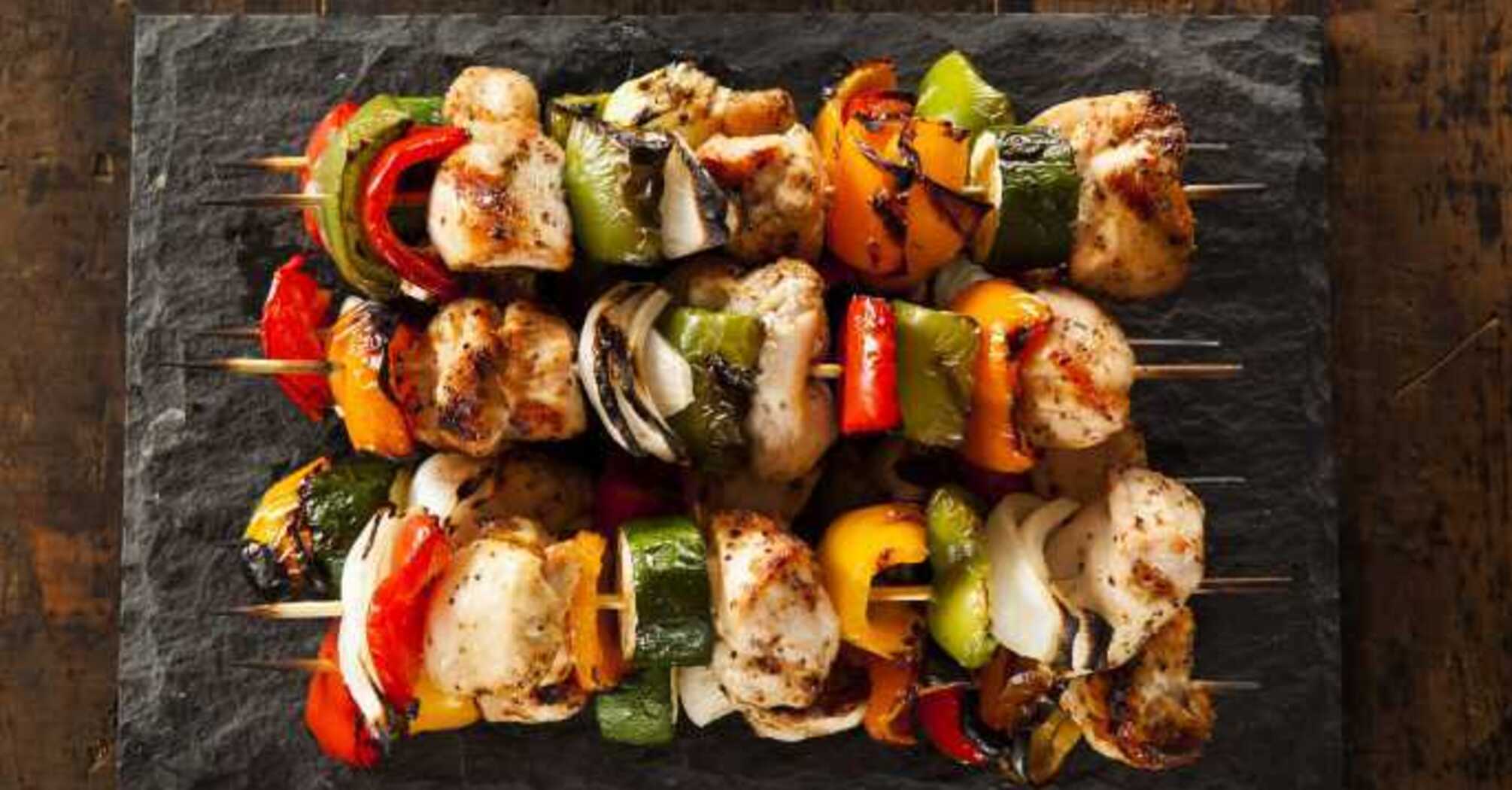 Juicy chicken kebab with vegetables: cooked in the oven