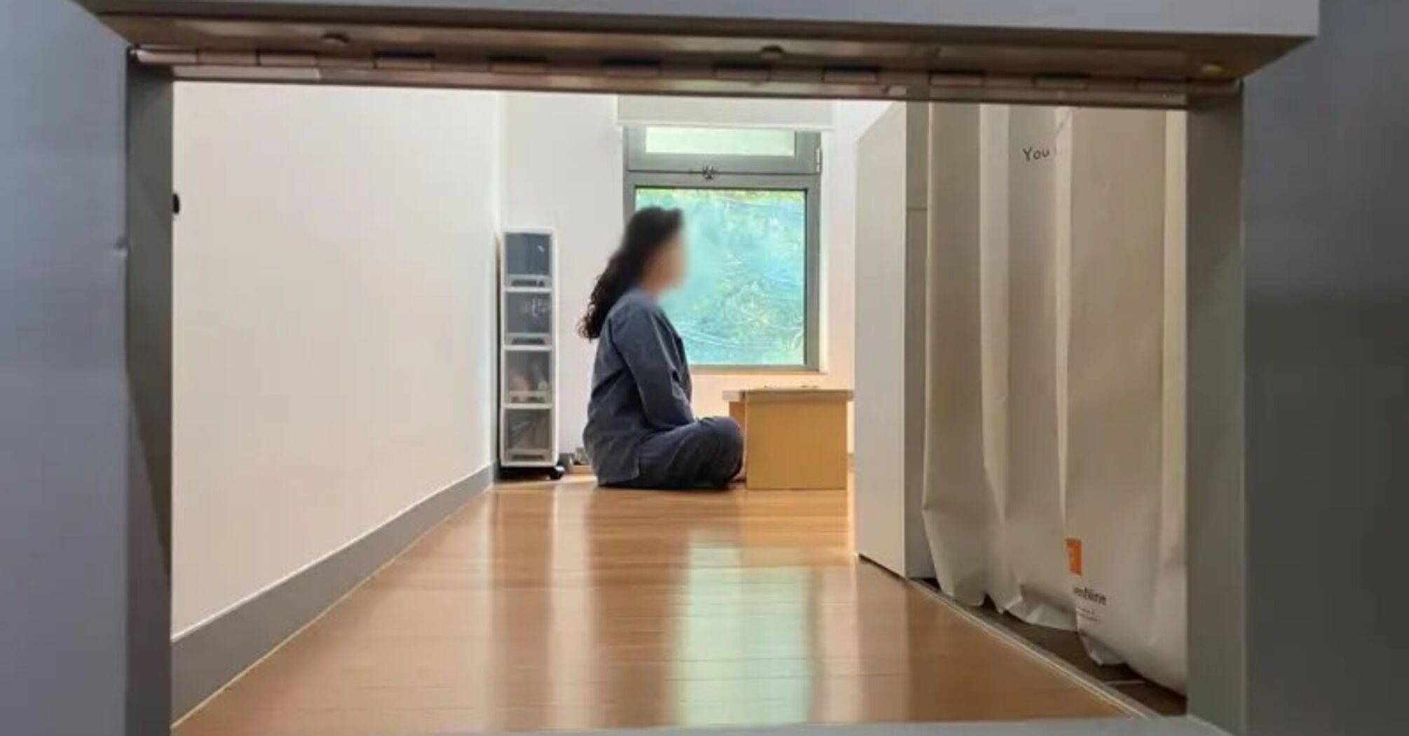 In South Korea, "happiness factories" have gained popularity, where parents are locked in "solitary confinement" and spend time without children
