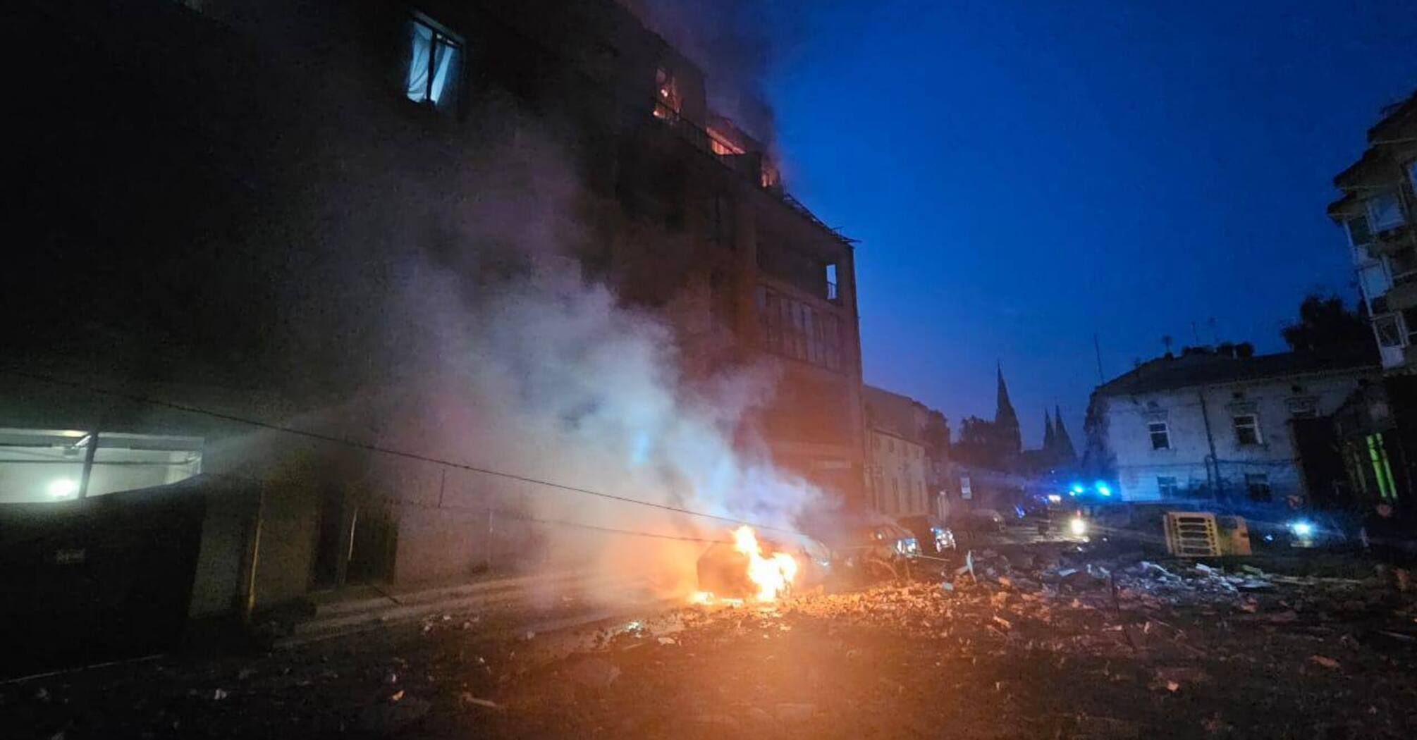 Płoną budynki mieszkalne we Lwowie po ataku wroga: są zabici i ranni, w tym dzieci. Zdjęcia i wideo