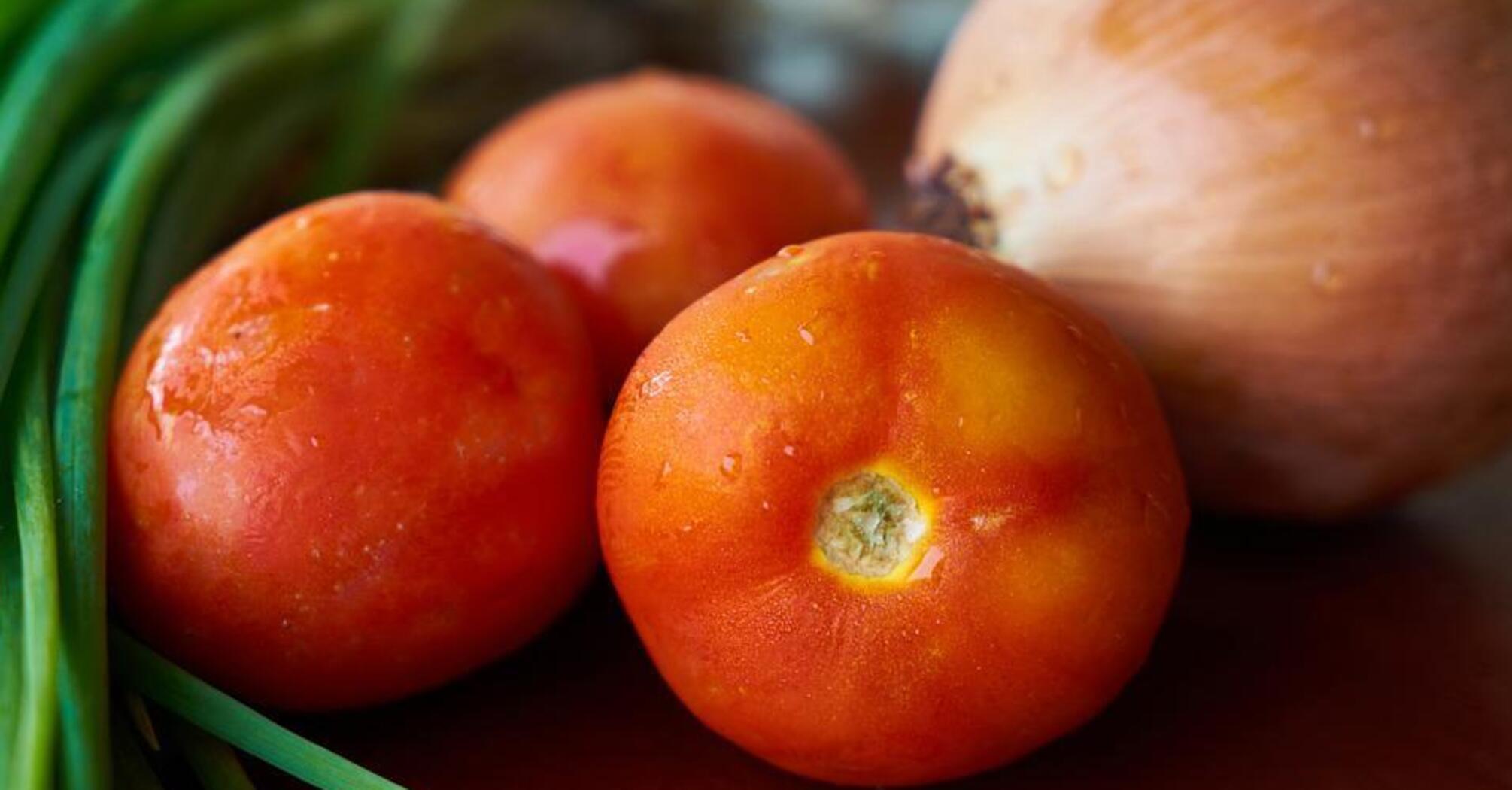 How to quickly pickle tomatoes with onions: you can eat in a few hours