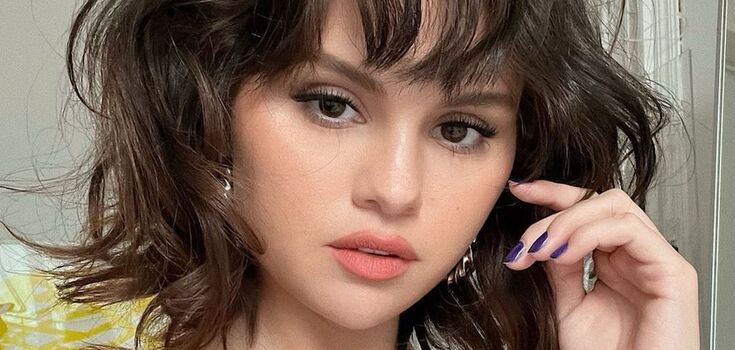 Selena Gomez showed a perfect "school" look. Photo
