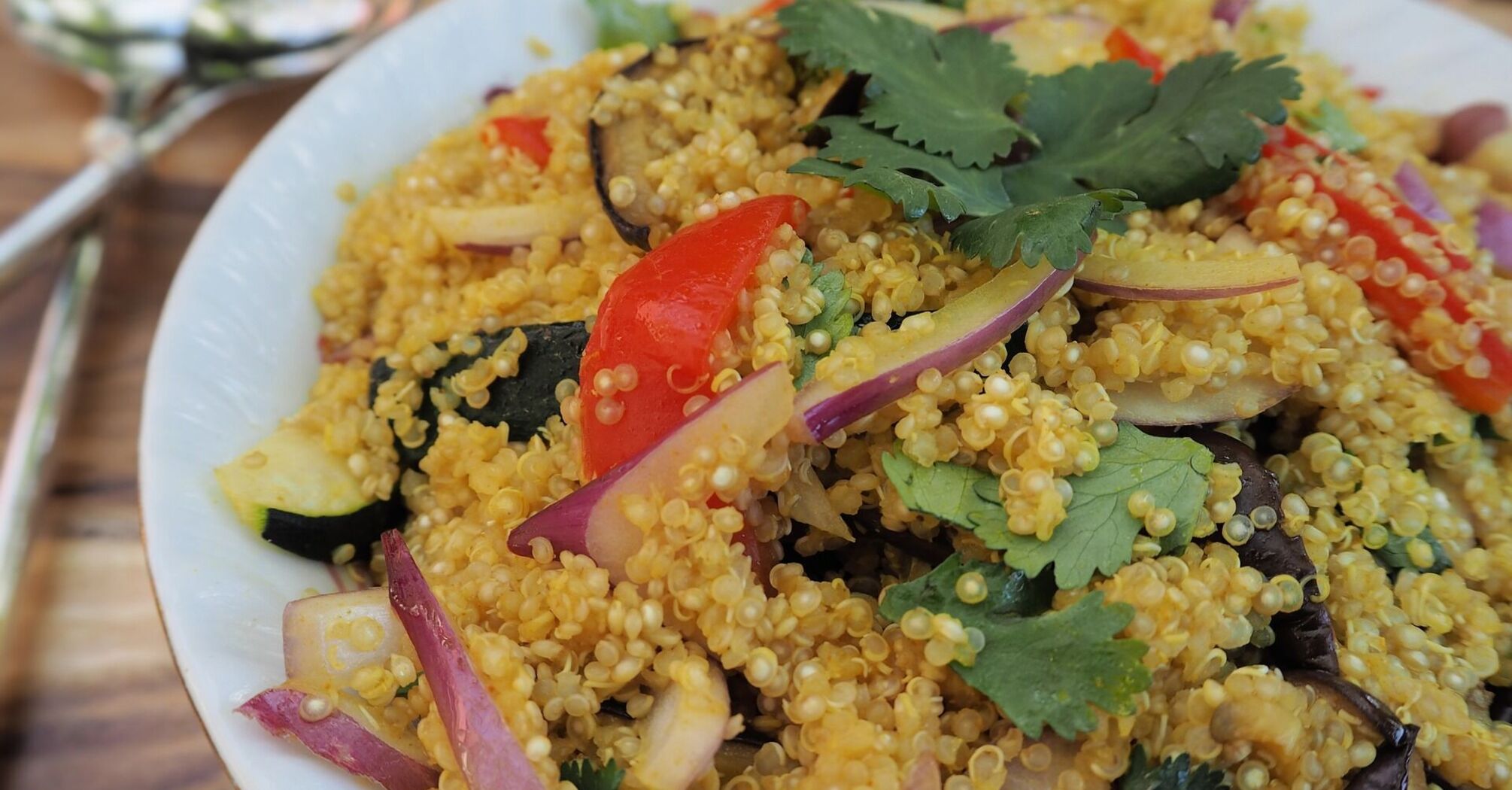 Приготовьте сами: рецепт вегетарианского салата из киноа, свежих овощей и зелени