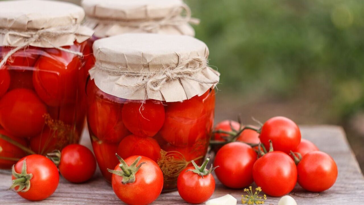 You can eat after 2 days: delicious salted tomatoes with sparkling water