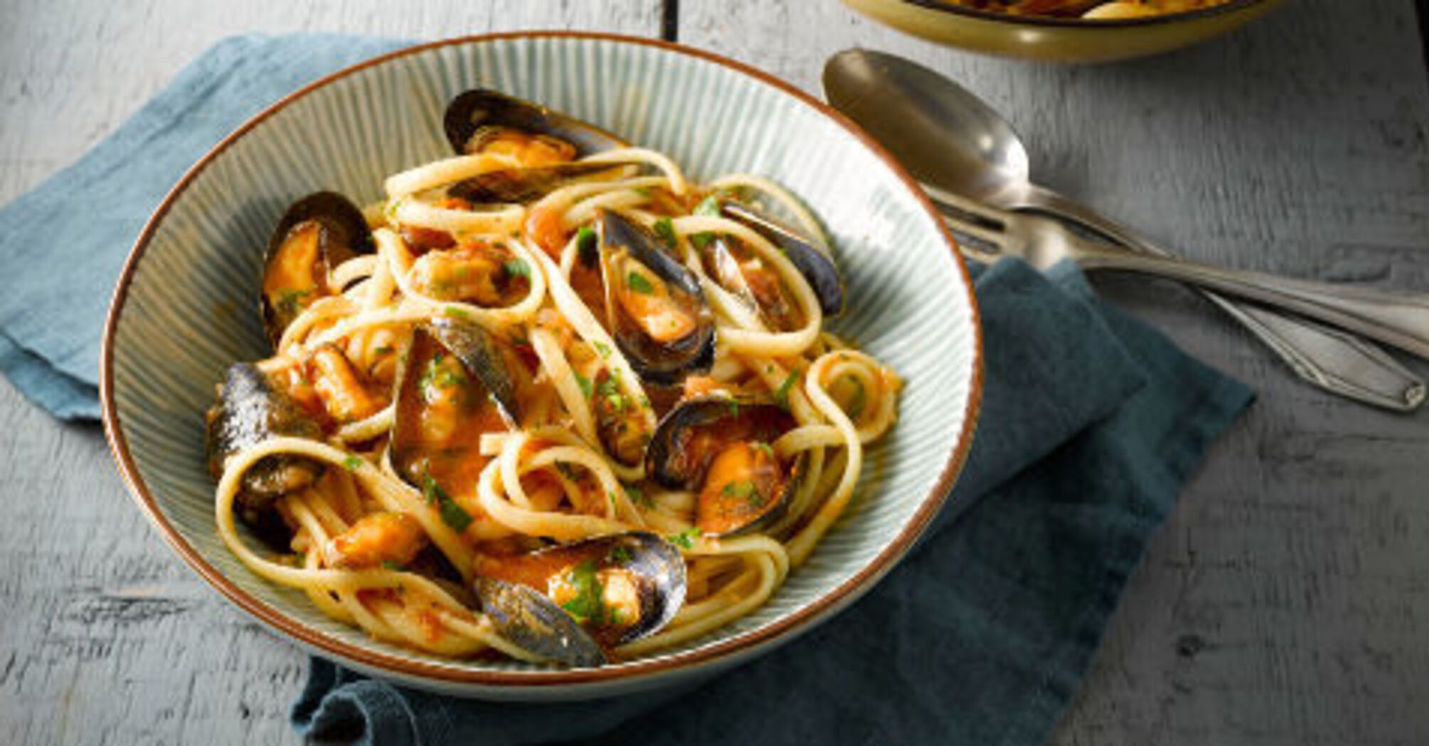 Pasta with mussels and tomato sauce for dinner: a recipe for a dish in 10 minutes