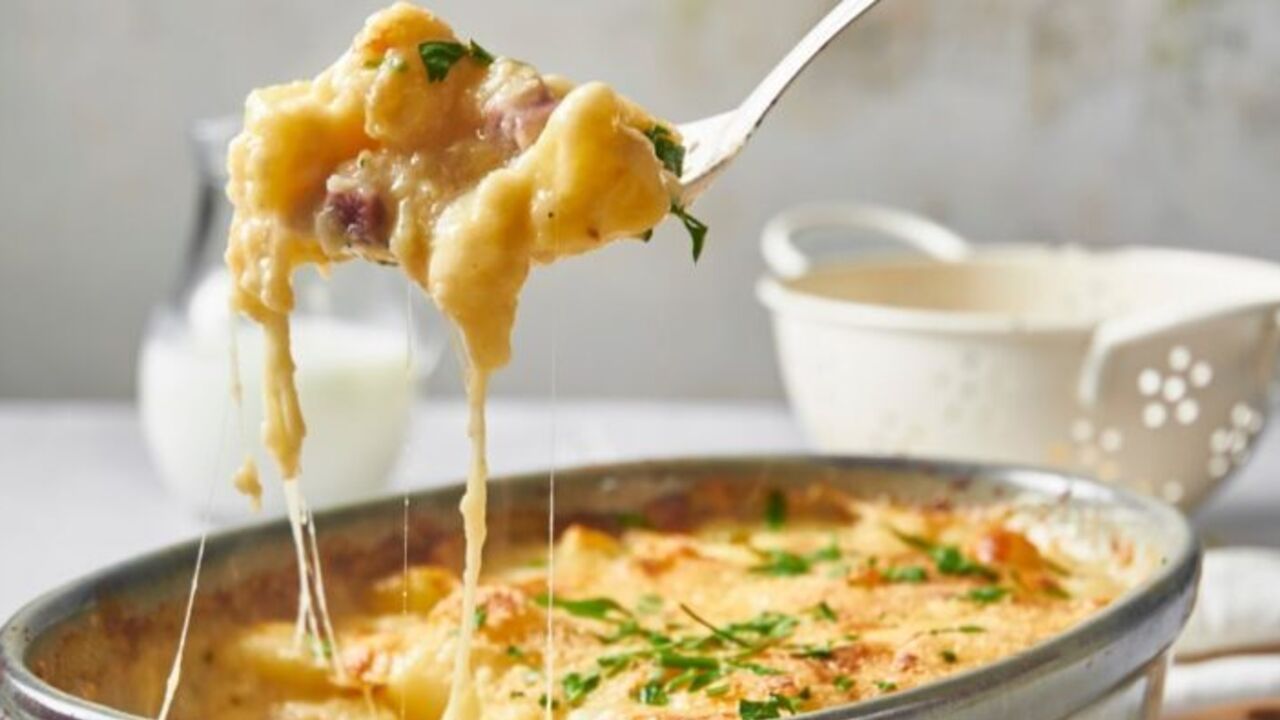 Hearty potato casserole with ham and cheese: a must-have for dinner