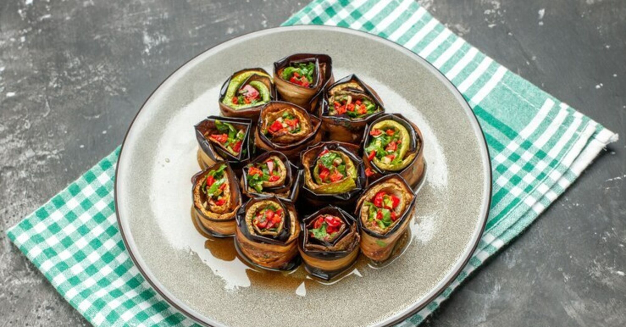 Вкусные рулетики из баклажанов с пармезаном: пошаговый рецепт
