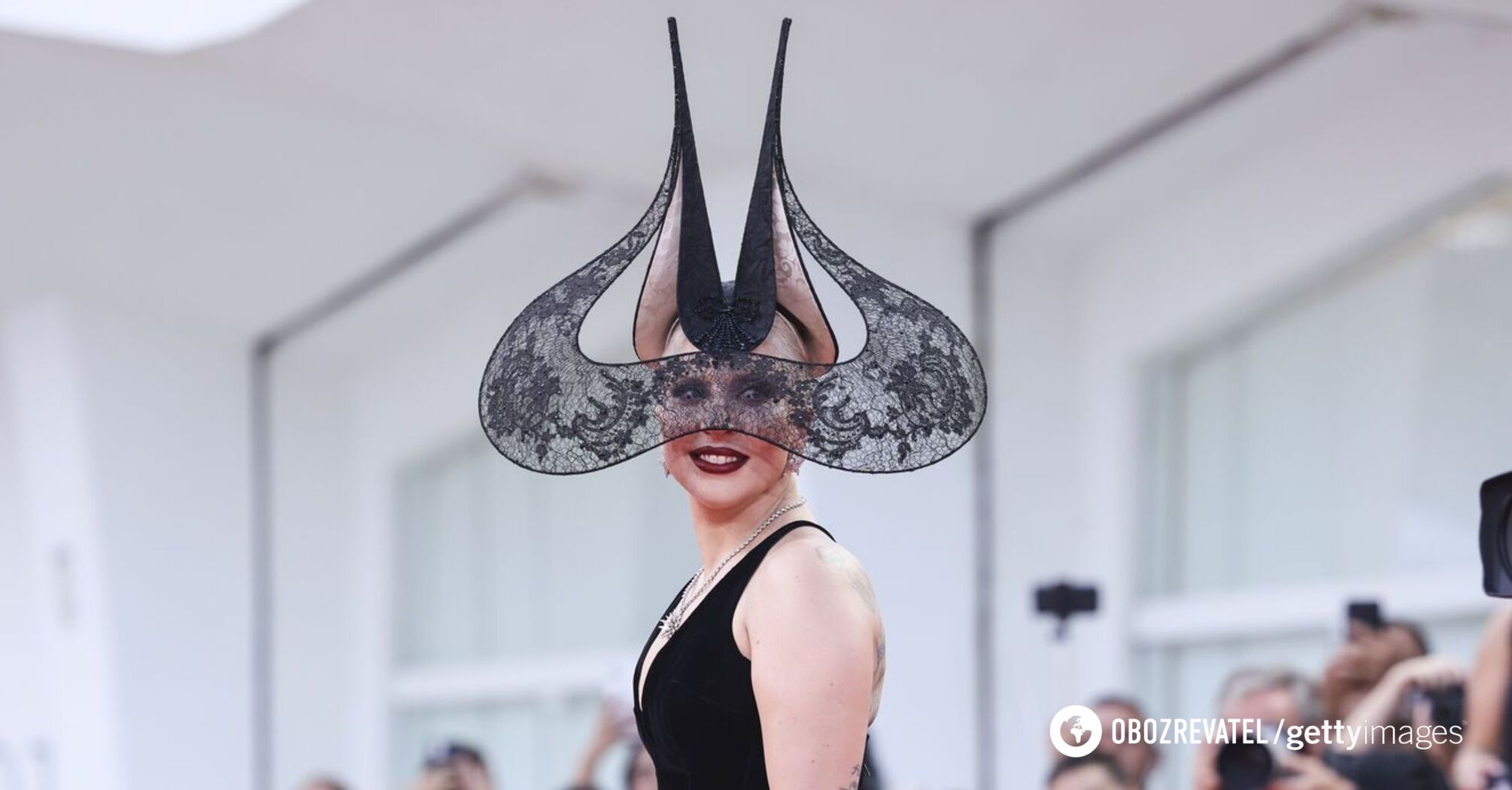 Lady Gaga w fantazyjnym kapeluszu przyćmiła wszystkich gości Festiwalu Filmowego w Wenecji: jak wyglądał fantastyczny wizerunek gwiazdy "Jokera". Zdjęcie