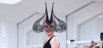 Lady Gaga w fantazyjnym kapeluszu przyćmiła wszystkich gości Festiwalu Filmowego w Wenecji: jak wyglądał fantastyczny wizerunek gwiazdy "Jokera". Zdjęcie