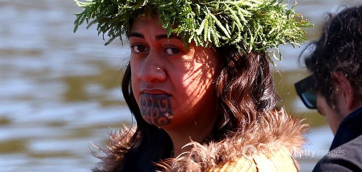 Indigenous people of New Zealand elect a new queen with facial tattoos: coronation held at the same time as her father's funeral