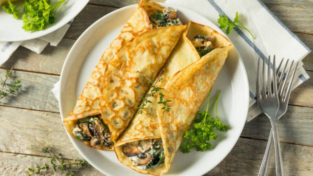 Elementary appetizer crepes with crab sticks: prepare in minutes