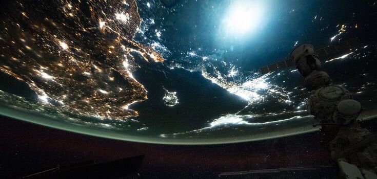 A ball of fire. Astronaut captures mysterious green flash in space