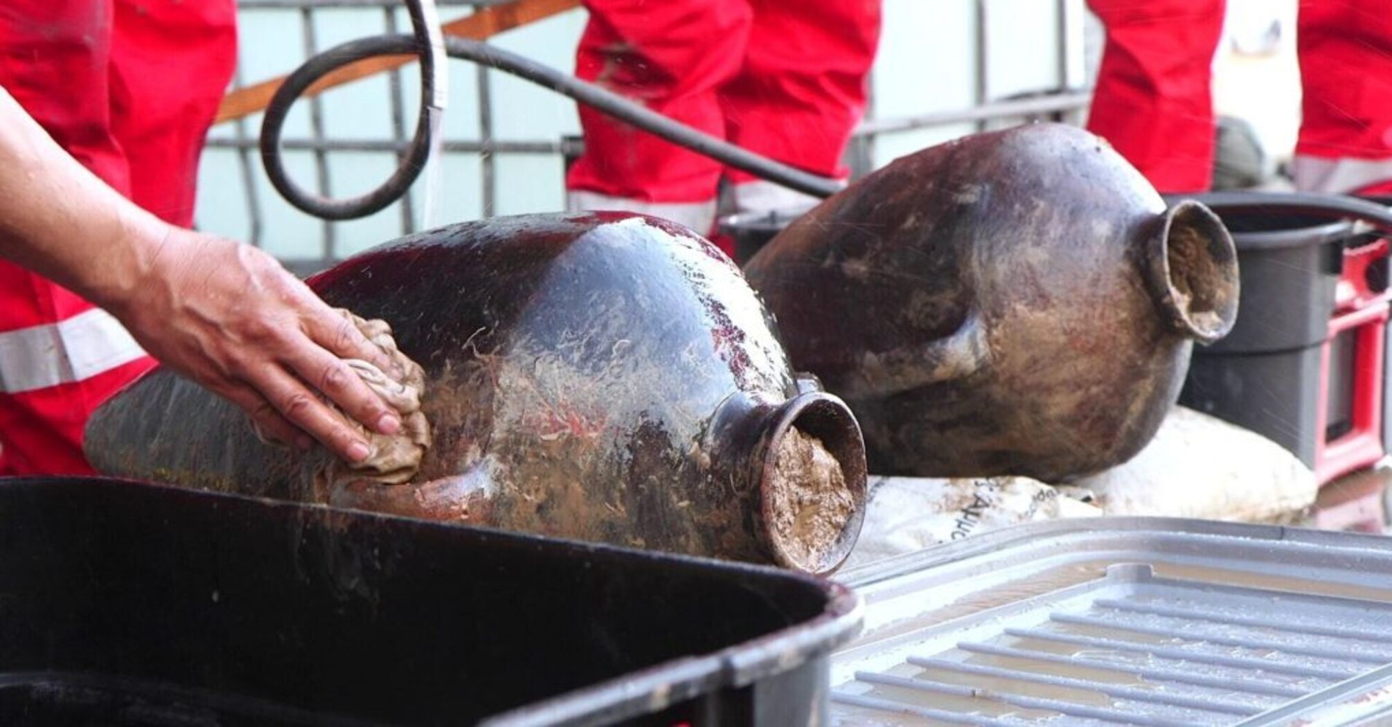 A 3300-year-old ship with undamaged cargo was found at the bottom of the Mediterranean Sea. Photo