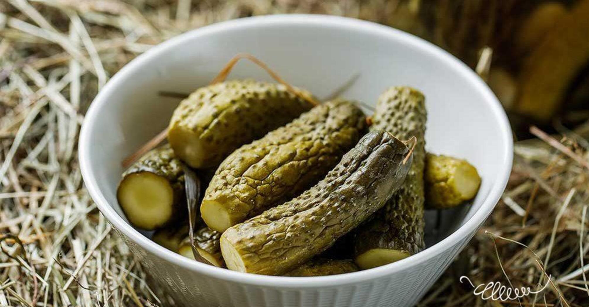 Recipe for pickled cucumbers with hay