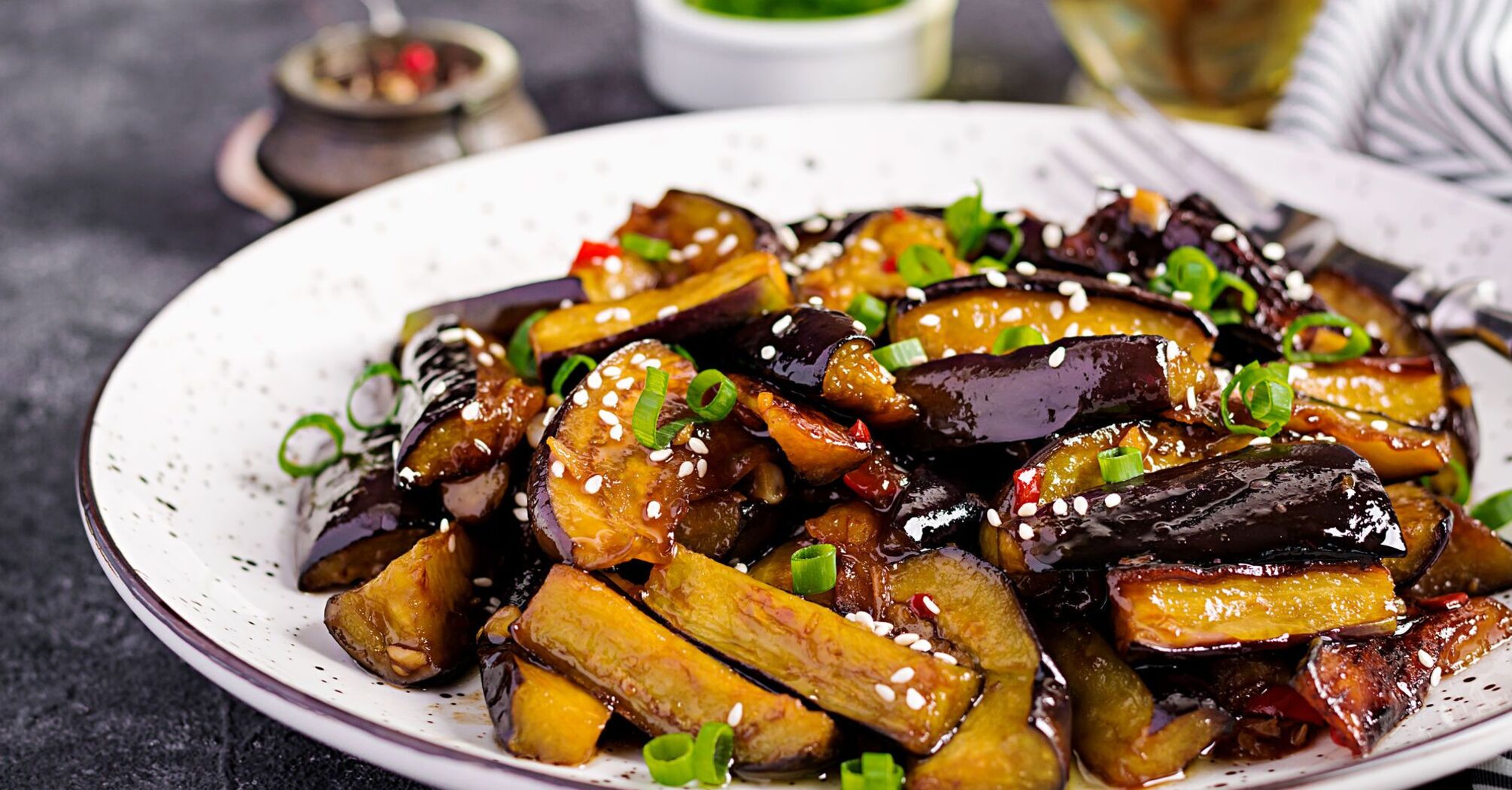 Crispy eggplant salad with a delicious dressing: a recipe for dinner