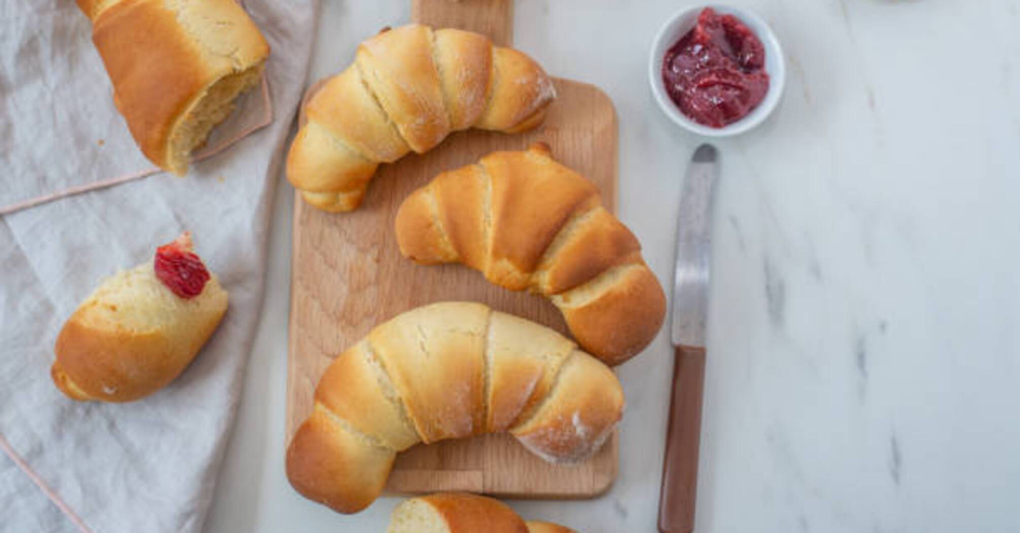 Unleavened bagels with delicious filling: how to make the simplest dough