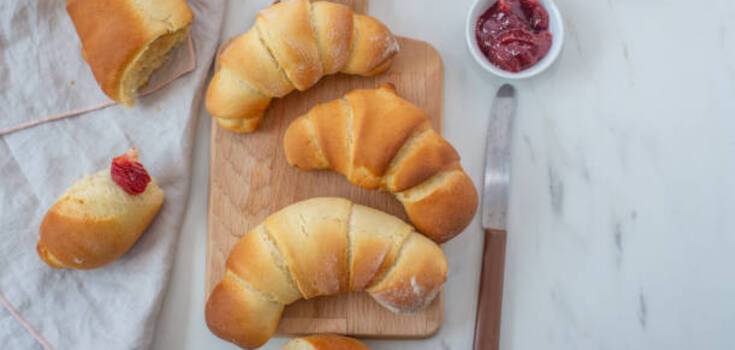 Unleavened bagels with delicious filling: how to make the simplest dough