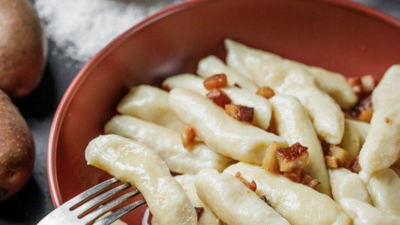 Tender and lush potato palyushki: what ingredient to add to the dough