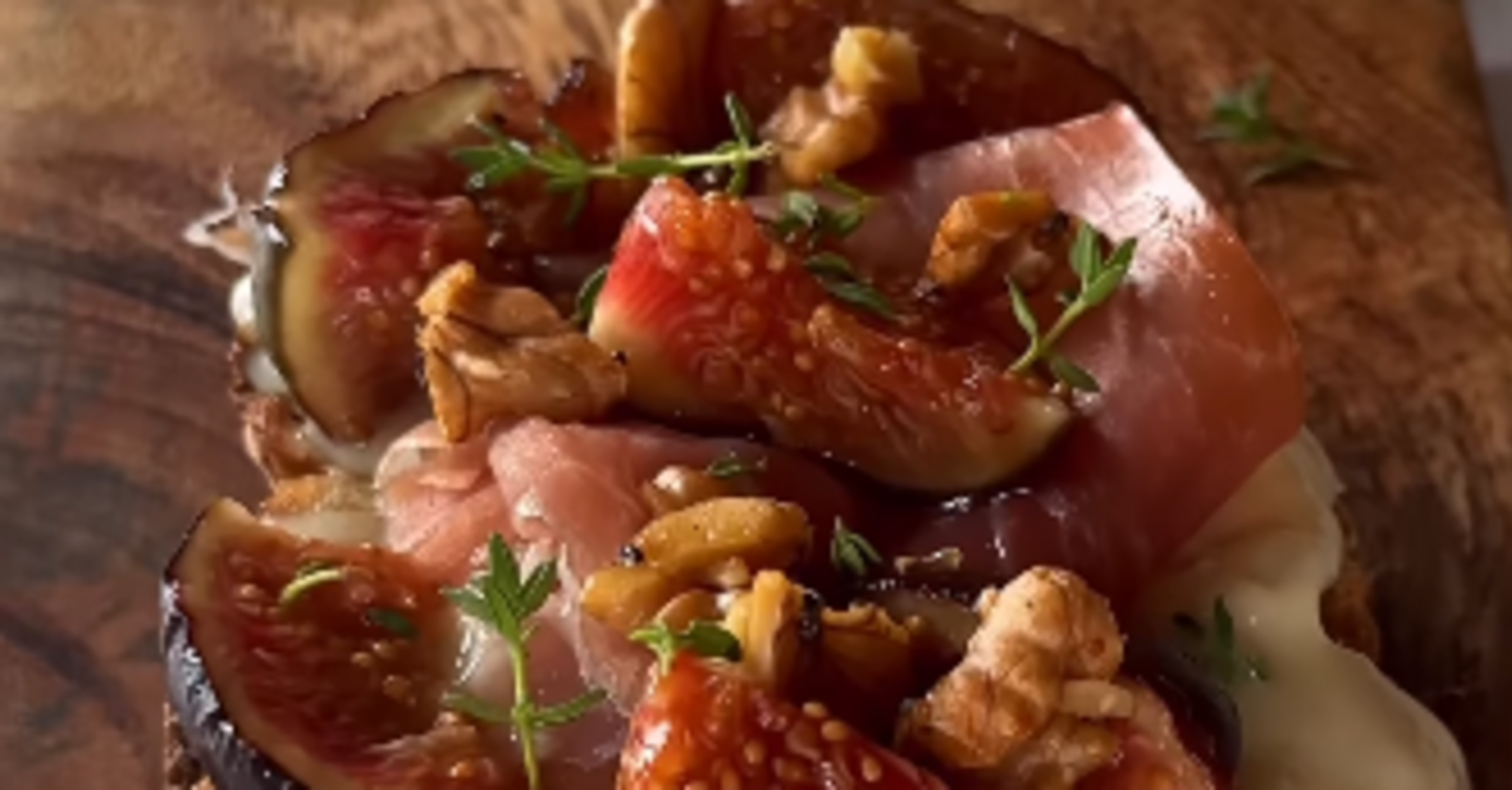 Bruschetta with figs, ham and gorgonzola: a delicious appetizer in minutes