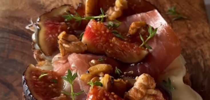 Bruschetta with figs, ham and gorgonzola: a delicious appetizer in minutes