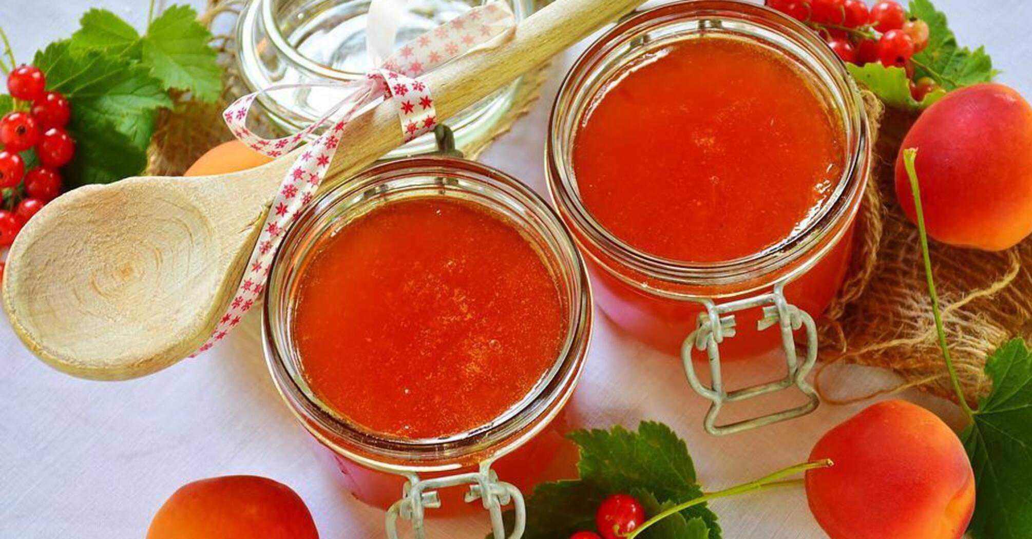 Thick apricot jam without seeds: what ingredient will make the dessert perfect