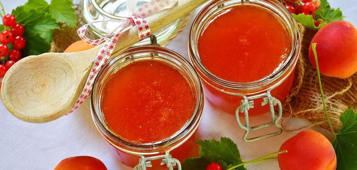 Thick apricot jam without seeds: what ingredient will make the dessert perfect