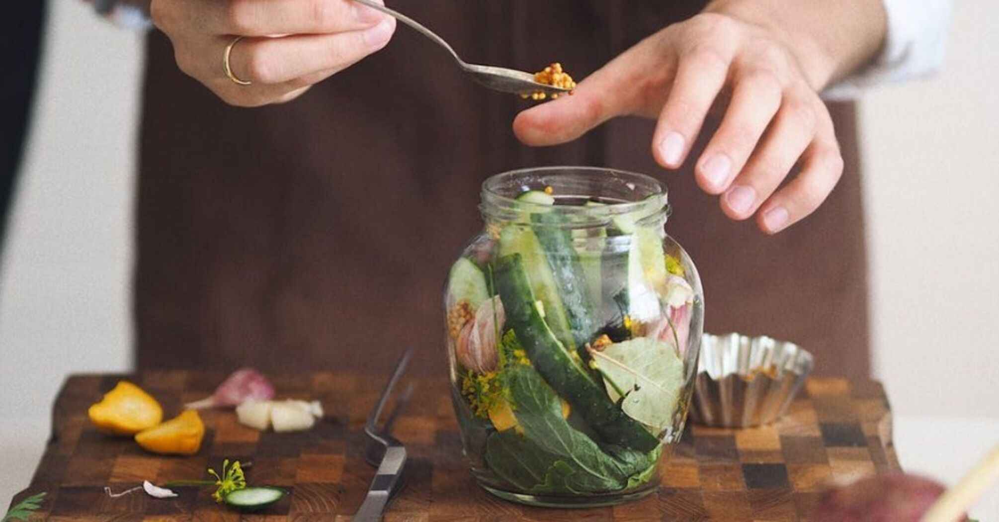 Crispy pickles in a jar: you can eat them the next day already