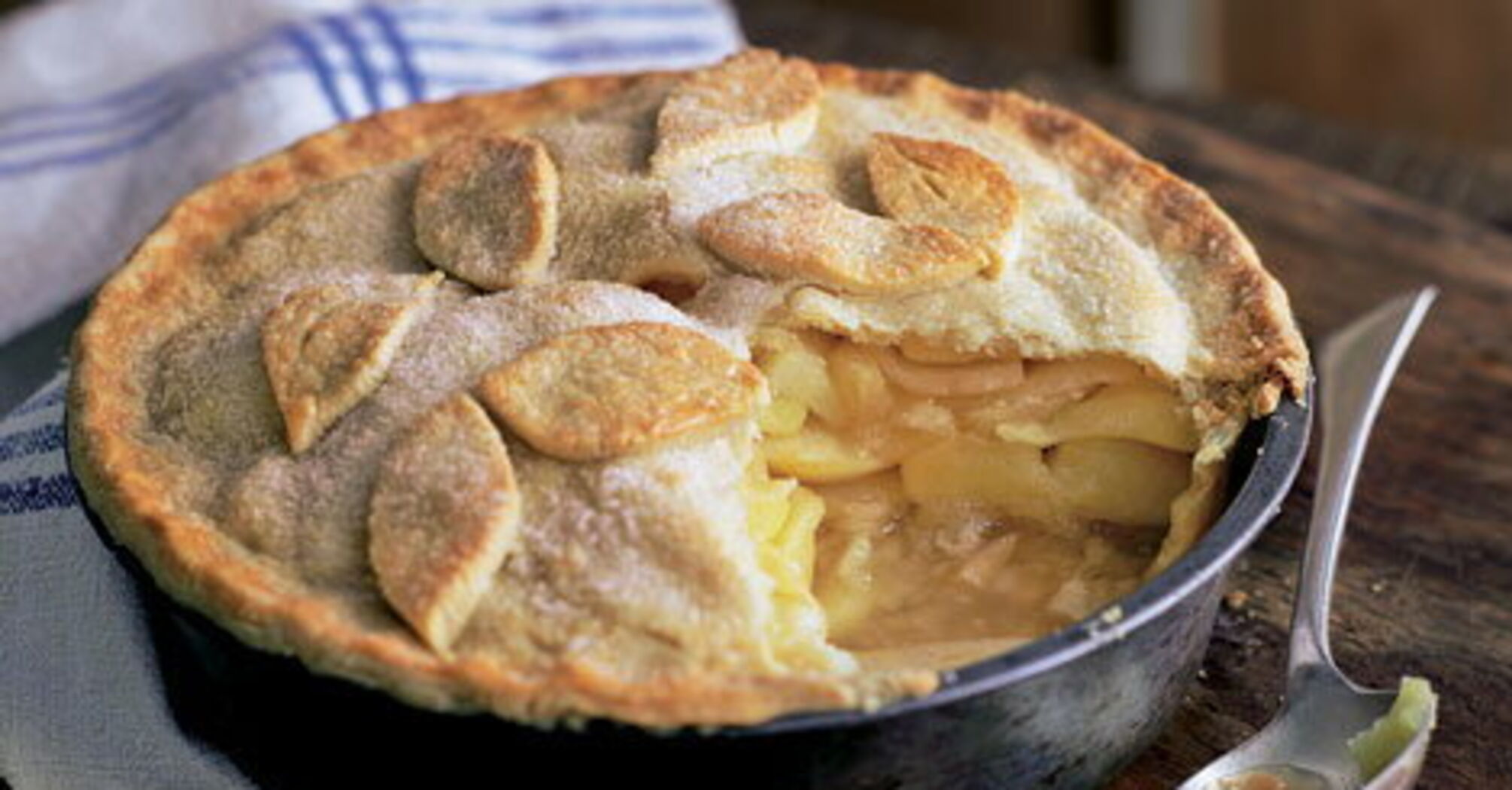 Better than Charlotte: how to make a delicious apple pie on a crispy dough