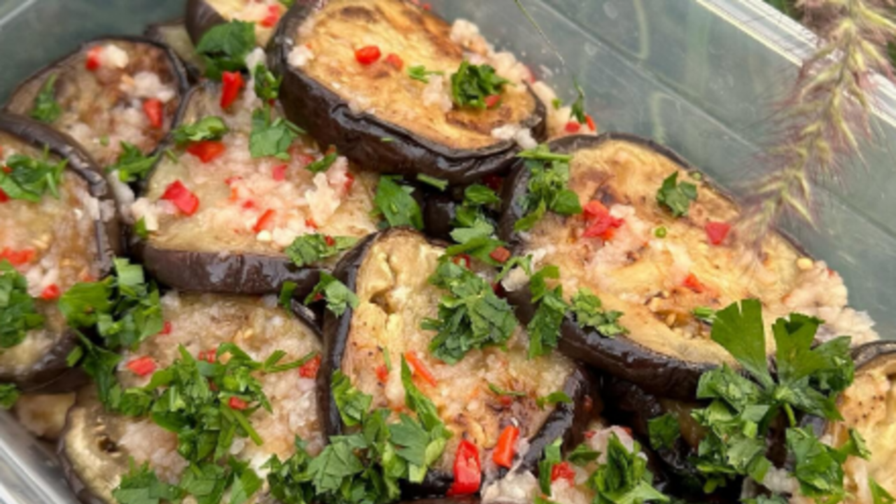 Spicy eggplant appetizer that can be stored in the refrigerator for a long time: how to prepare