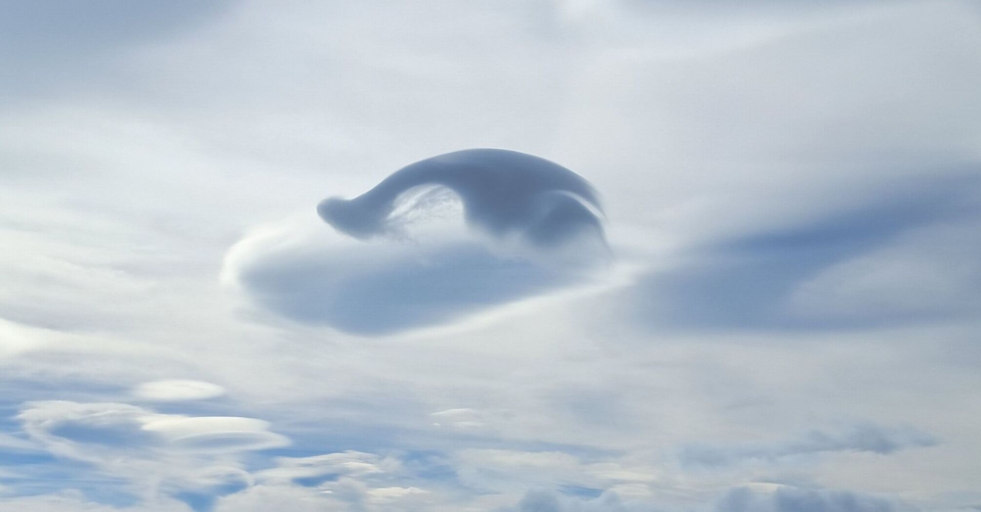 A whale diving into the waves of the sky: Ukrainian polar explorers record an amazing phenomenon. Photo